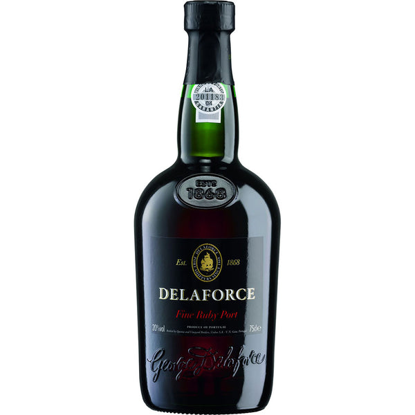 Eine 0,7-Liter-Flasche Delaforce Fine Ruby Port (20%) mit einem eleganten schwarzen Etikett mit goldenen Akzenten, das die reiche Tradition des Ruby Port aus Portugals berühmter Region Douro-Tal feiert.
