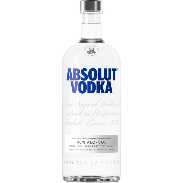 Eine 1-Liter-Flasche Absolut Vodka mit ihrem kultigen blau-silbernen Etikett hebt sich von einem weißen Hintergrund ab.