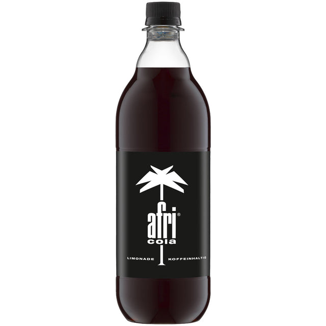 Eine 1-Liter-PET-Flasche Afri Cola (12er-Packung MEHRWEG) der kultigen deutschen Marke mit schwarzem Etikett mit weißem Palmenlogo und fettgedruckter weißer Schrift.