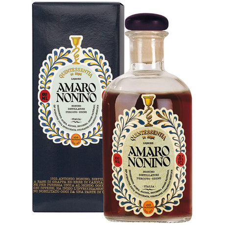 Eine Flasche und eine Schachtel von Nonino Distillatori's Amaro Nonino Quintessentia Di Erbe 35% (0,7L), ein eleganter Kräuter-Digestif mit einem verzierten Etikett mit Goldakzenten.