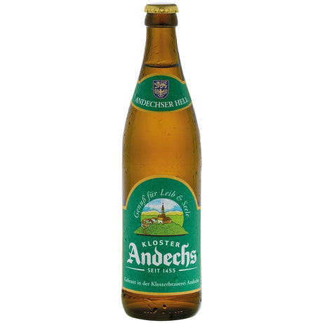 Eine gekühlte Flasche „Kloster Andechs Andechser Hell“ (0,5 Liter, MEHRWEG) mit ihrem charakteristischen grünen Etikett und dem glitzernden Kondenswasser, das dieses klassische Helles Bier besonders zur Geltung bringt.