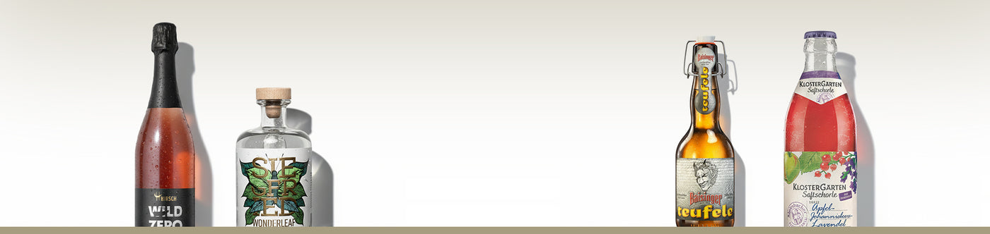 Werbebanner für die Monatsangebote im Januar. 4 Flaschen mit Bier, Limonade, Gin und alkoholfreiem Sekt vor einem weißen Hintergrund