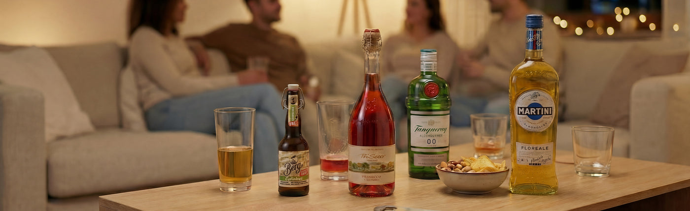 Getränkeauswahl mit alkoholfreiem Bier, alkoholfreiem Aperitif und alkoholfreien Spirituosen auf einem Wohnzimmertisch bei geselligem Abend mit Freunden