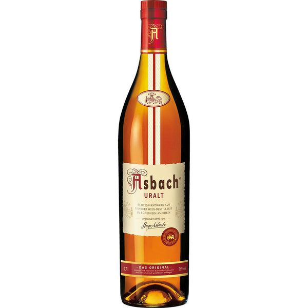 Eine 0,7-Liter-Flasche Asbach Uralt 36% von Asbach mit cremefarbenem und goldenem Etikett mit roten Akzenten, gereift in Fässern aus Limousin-Eichenfässern.
