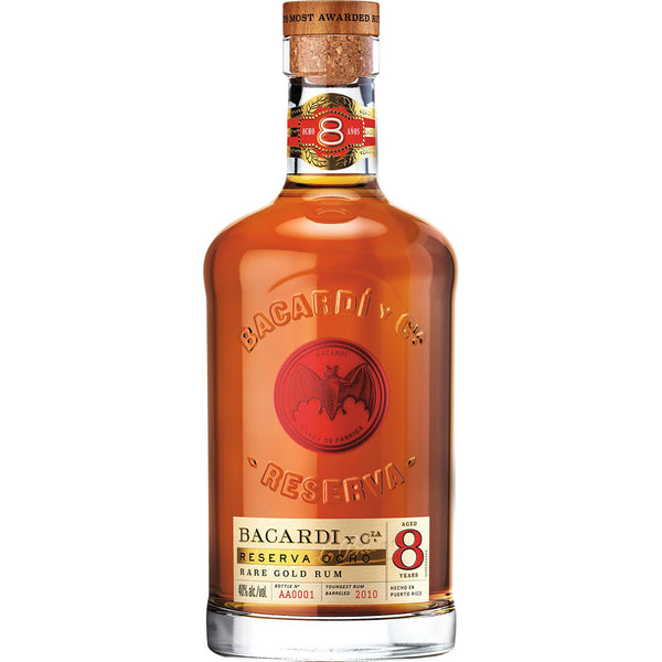 Eine 0,7-Liter-Flasche Bacardí Reserva Ocho Rum 8 Jahre, 40% vol, 8 Jahre alt, mit dem klassischen Bacardí-Branding.