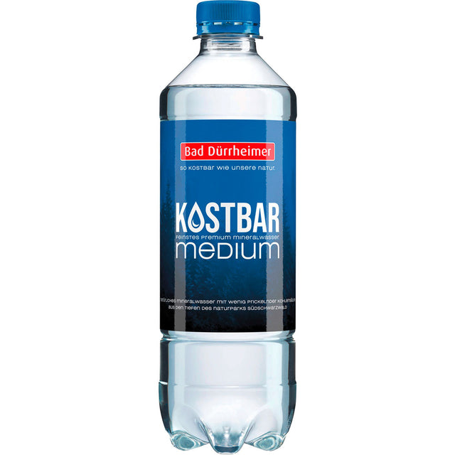 Eine Bad Dürrheimer Kostbar Mineralwasser Medium PET Flasche (0,5L, EINWEG) aus dem Schwarzwald, mit blauem Etikett und Verschluss. Erhältlich in einer 20er-Packung.
