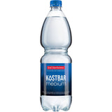 Eine 1L Flasche Bad Dürrheimer Kostbar Mineralwasser Medium PET aus der Schwarzwald Quelle mit blauem Etikett und Verschluss. Erhältlich im 9er-Pack (EINWEG).