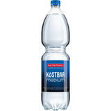 Eine 1,5L PET-Flasche Bad Dürrheimer Kostbar Mineralwasser Medium (6er-Pack, EINWEG) mit blauem Etikett und Verschluss, mit natürlicher Kohlensäure für einen erfrischenden Geschmack.