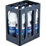 Eine schwarze Kiste mit sechs 1,5-Liter-Flaschen Bad Dürrheimer Kostbar Mineralwasser Medium PET (Einweg) der Marke Bad Dürrheimer.