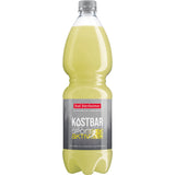 Eine Flasche Bad Dürrheimer Kostbar Sport-Aktiv ISO Citrus PET (9x1L) ist ein isotonisches Sportgetränk mit gelber Flüssigkeit, hergestellt aus Bio-Mineralwasser Schwarzwald.