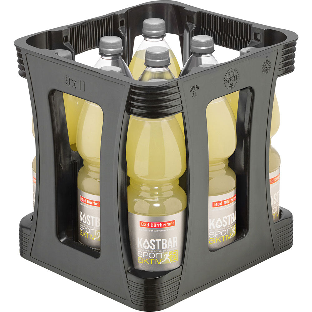 Eine schwarze Kiste enthält neun 1-Liter-Flaschen Bad Dürrheimer Kostbar Sport-Aktiv ISO Citrus Einweg, ein isotonisches Sportgetränk mit weißen Verschlüssen und Etiketten.