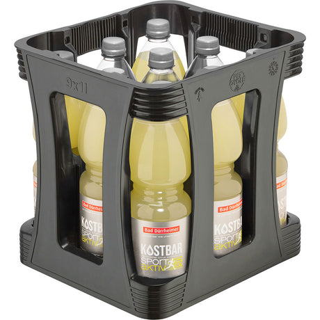 Eine schwarze Kiste enthält neun 1-Liter-Flaschen Bad Dürrheimer Kostbar Sport-Aktiv ISO Citrus Einweg, ein isotonisches Sportgetränk mit weißen Verschlüssen und Etiketten.