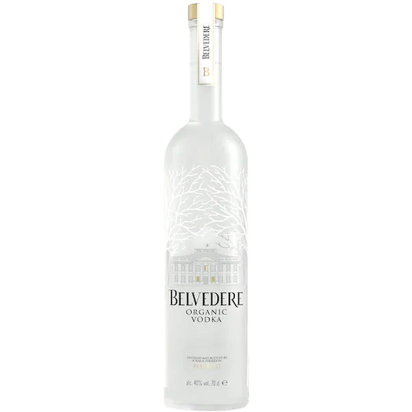 Eine mattierte 0,7-Liter-Flasche Belvedere Wodka aus Polen 40% mit einem weißen Baum- und Gebäudedesign auf dem Etikett.