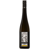 Hohe Weinflasche mit schwarz-weißem, geblümtem Etikett und Schraubverschluss mit dem Bernhard Ott Grüner Veltliner am Berg BIO 2024.