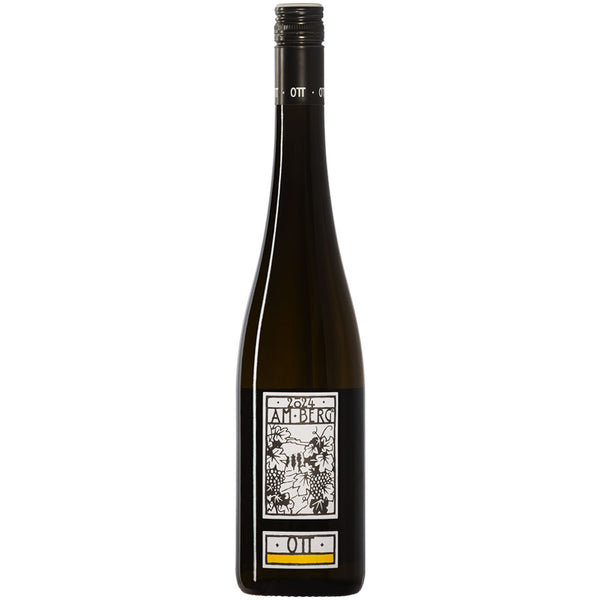 Hohe Weinflasche mit schwarz-weißem, geblümtem Etikett und Schraubverschluss mit dem Bernhard Ott Grüner Veltliner am Berg BIO 2024.