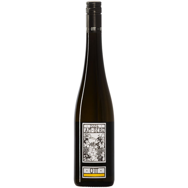 Hohe Weinflasche mit schwarz-weißem, geblümtem Etikett und Schraubverschluss mit dem Bernhard Ott Grüner Veltliner am Berg BIO 2024.