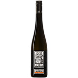Eine dunkle Weinflasche mit einem weißen Etikett mit abstrakter Kunst und dem Text DER OTT 2023, der die Handwerkskunst von Bernhard Ott in Grüner Veltliner Der Ott BIO darstellt.