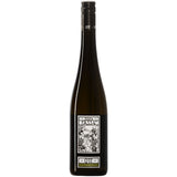 Eine hohe, dunkle Weinflasche mit schwarz-weiß illustriertem Etikett und Schraubverschluss, in der der elegante Bernhard Ott Grüner Veltliner Fass 4 BIO 2024 von Bernhard Ott präsentiert wird.