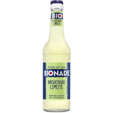 Eine Bionade Naturtrübe Limette BIO 0,33L Mehrweg-Flasche mit blau-grünem Etikett bietet erfrischenden Limettengeschmack. Die Packung enthält 12 Flaschen der Marke Bionade.