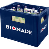 Eine blaue Bionade-Kiste enthält 12 wiederverwendbare 0,33-L-Glasflaschen Bionade Naturtrübe Limette BIO, die Bio-Erfrischung mit Limettengeschmack.