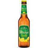 Eine Bitburger Radler Naturtrüb 0,33L MEHRWEG Flasche von Bitburger mit grünem Etikett und Zitronenmotiven, die den erfrischenden Zitronenlimonaden-Geschmack auf der Vorderseite hervorheben. Die Packung enthält 24 Flaschen.