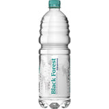Schwarzwälder Fein Perlend Mineralwasser (9x1L, EINWEG) in der klaren PET-Flasche mit grünem Verschluss bietet eine leicht prickelnde, natriumarme Erfrischung.