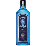 Eine blaue Flasche „East London Dry Gin 42 %“ (0,7 Liter) von Bombay Sapphire Gin, die mit einem dunklen Etikett mit silbernen Akzenten versehen ist und aufrecht steht. Mit exotischen Botanicals wie Zitronengras verfeinert, verleiht er dem klassischen Gin-Erlebnis eine einzigartige Note.