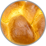 Goldbraunes Briochegebäck in Nahaufnahme als Darstellung für das hefige, buttrige Aroma gereifter Schaumweine