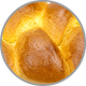 Goldbraunes Briochegebäck in Nahaufnahme als Darstellung für das hefige, buttrige Aroma gereifter Schaumweine