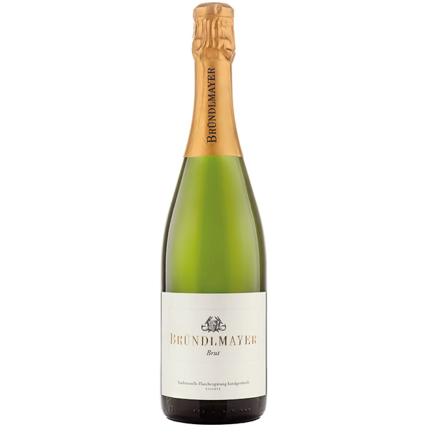 Eine Flasche Bründlmayer Brut Reserve (0,75 Liter) mit goldfarbener Folienversiegelung und weißem Etikett ist genau das Richtige für alle, die einen exquisit gekelterten österreichischen Sekt der renommierten Marke Bründlmayer suchen.