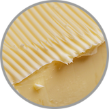 Nahaufnahme von Butter zur Darstellung des cremig-buttrige Aromas in gereiften Weißweinen