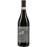 Eine Flasche Ca' del Baio Asili Barbaresco DOCG 2022, ein italienischer Rotwein aus der Nebbiolo-Traube von Ca' del Baio, präsentiert in einer schwarzen Flasche mit dunklem Etikett.