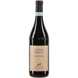 Eine Flasche Ca' del Baio Bric del Baio Nebbiolo Langhe DOC 2023 mit beigem Etikett und dunkelblauer Folie am Hals.
