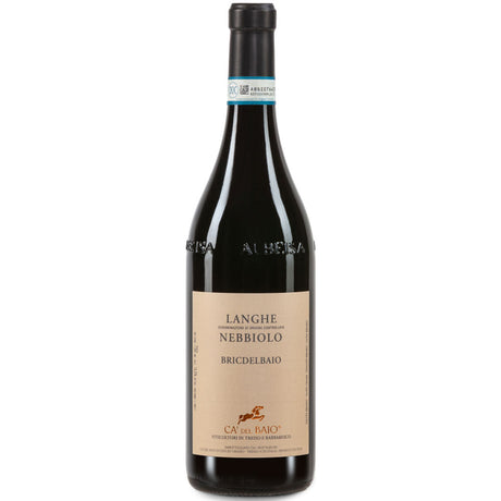 Eine Flasche Ca' del Baio Bric del Baio Nebbiolo Langhe DOC 2023 mit beigem Etikett und dunkelblauer Folie am Hals.