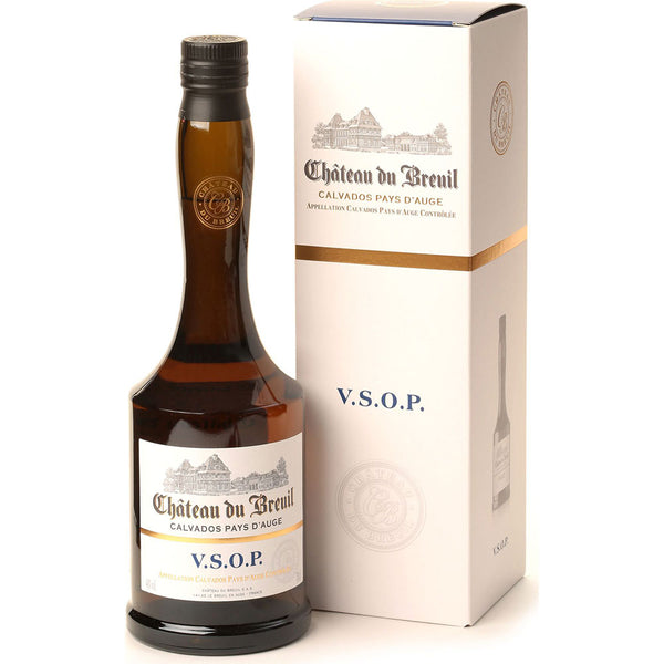 Eine Flasche Château De Breuil Calvados VSOP 40% 0,7 Liter wird neben ihrer eleganten weiß-goldenen Schachtel präsentiert, die die raffinierte Handwerkskunst von Château De Breuil unterstreicht.