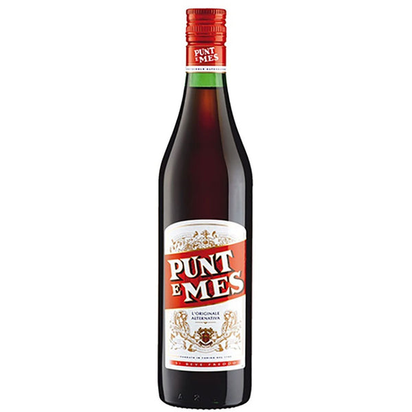 Eine 0,7-Liter-Flasche Carpano Punt E Mes 16% Vermouth von Carpano, ein bekannter italienischer Aperitif, mit rotem Verschluss und weißem Etikett auf weißem Hintergrund.