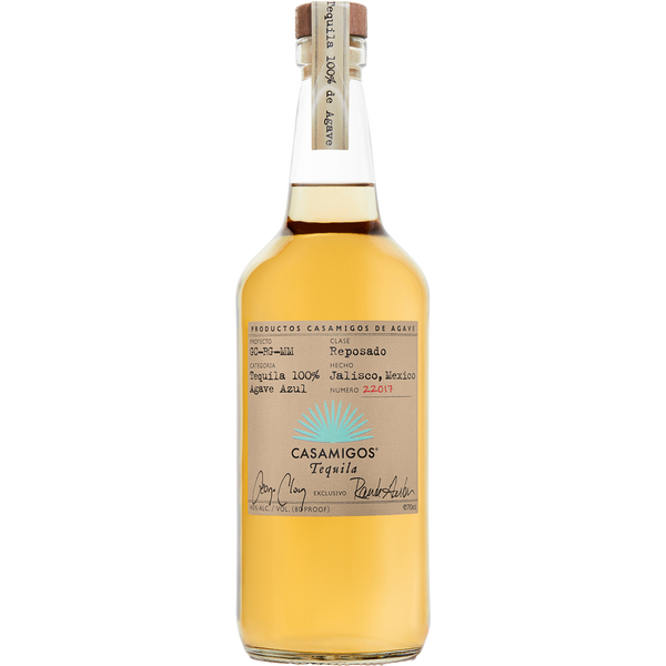 Casamigos Tequila Reposado 40% 0,7 Liter mit hellbraunem Etikett und Holzkappe enthält hellgoldenen Tequila aus 100% blauer Weber-Agave für ein sanftes, erstklassiges Erlebnis.