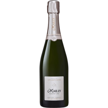 Eine 0,75-L-Flasche Champagne Mailly Grand Cru Extra Brut Millesime 2019 mit silbernem Folienverschluss und weißem Etikett ist das Highlight dieses Spitzenjahrgangs von Champagne Mailly.