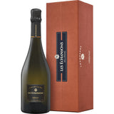 Eine Flasche Champagne Mailly Les Echansons Grand Cru 2012 (0,75 l) von Champagne Mailly wird elegant neben der passenden braunen Geschenkbox präsentiert.