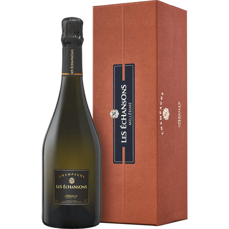 Eine Flasche Champagne Mailly Les Echansons Grand Cru 2012 (0,75 l) von Champagne Mailly wird elegant neben der passenden braunen Geschenkbox präsentiert.