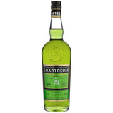 Eine 0,7-Liter-Flasche Chartreuse Green Liqueur 55%, eine berühmte Kräuterspirituose von Chartreuse, hat ein grünes Etikett und einen schwarzen Verschluss - ein idealer aromatischer Digestif.