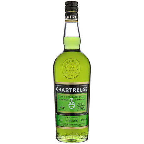 Eine 0,7-Liter-Flasche Chartreuse Green Liqueur 55%, eine berühmte Kräuterspirituose von Chartreuse, hat ein grünes Etikett und einen schwarzen Verschluss - ein idealer aromatischer Digestif.