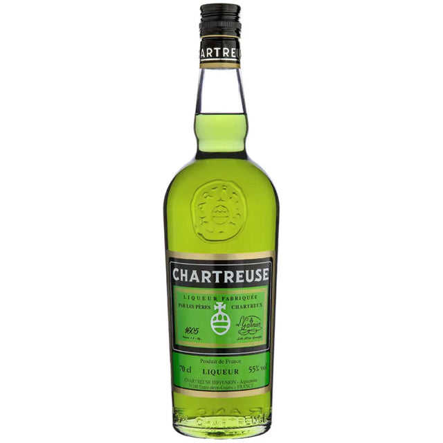 Eine 0,7-Liter-Flasche Chartreuse Green Liqueur 55%, eine berühmte Kräuterspirituose von Chartreuse, hat ein grünes Etikett und einen schwarzen Verschluss - ein idealer aromatischer Digestif.
