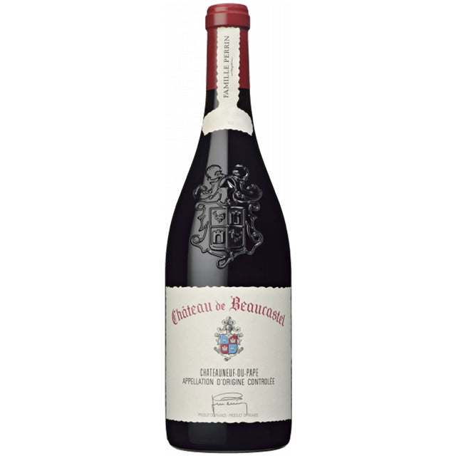 Eine Flasche Rotwein „Famille Perrin Château de Beaucastel Châteauneuf-du-Pape Rouge AOC 2021“ mit cremefarbenem Etikett und geprägtem Wappen auf dem Glas, die die reiche Tradition der Rhône-Weine verkörpert.