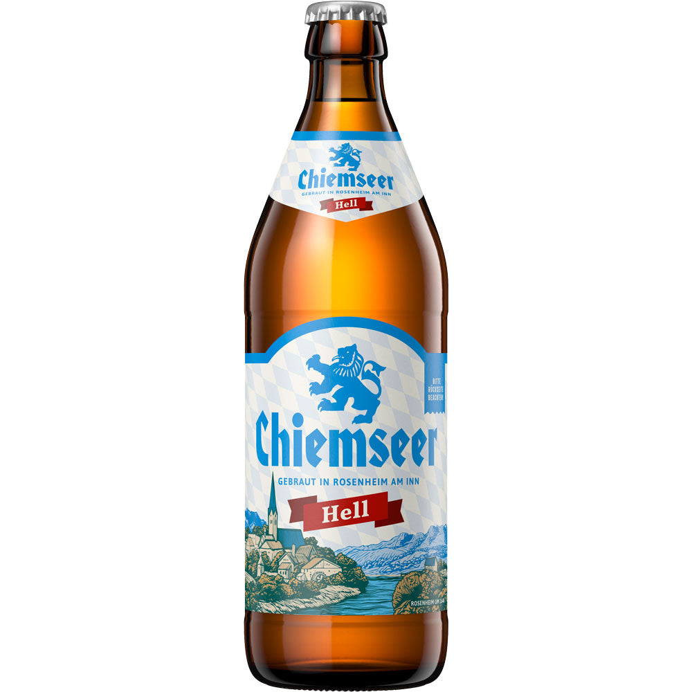 Eine braune Glasflasche Chiemseer Hell 20x 0,5 Liter (MEHRWEG) von Chiemseer, ein klassisches bayerisches Bier mit einem blau-weißen Etikett, das einen Löwen und eine Bergszene darstellt.