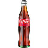 Eine Coca-Cola Cherry 0,33L Mehrweg-Glasflasche aus einem 24er-Pack, mit rotem Etikett und Logo, gefüllt mit dunkler Limonade und kräftigem Kirschgeschmack, vor weißem Hintergrund.