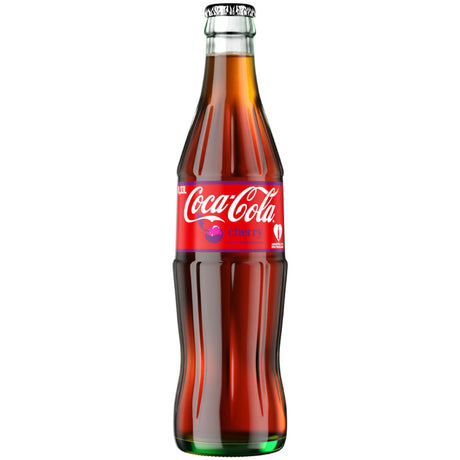 Eine Coca-Cola Cherry 0,33L Mehrweg-Glasflasche aus einem 24er-Pack, mit rotem Etikett und Logo, gefüllt mit dunkler Limonade und kräftigem Kirschgeschmack, vor weißem Hintergrund.