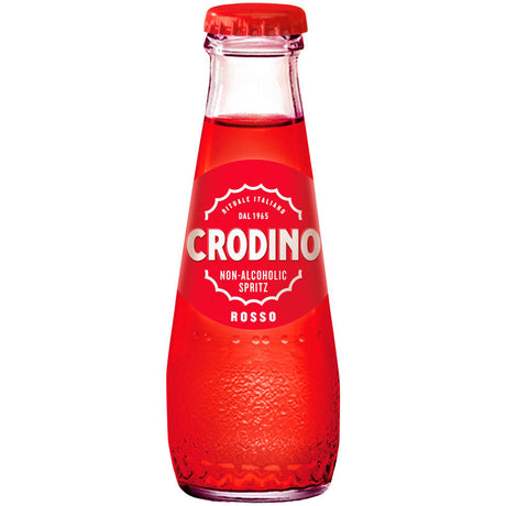 Eine Klarglasflasche Crodino Rosso Aperitivo alkoholfrei 6x 0,098 Liter von Crodino, ein leuchtend roter alkoholfreier italienischer Aperitif mit einem auffälligen roten Getränk und Etikett.