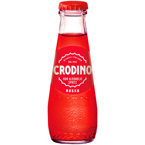 Eine Klarglasflasche Crodino Rosso Aperitivo alkoholfrei 6x 0,098 Liter von Crodino, ein leuchtend roter alkoholfreier italienischer Aperitif mit einem auffälligen roten Getränk und Etikett.