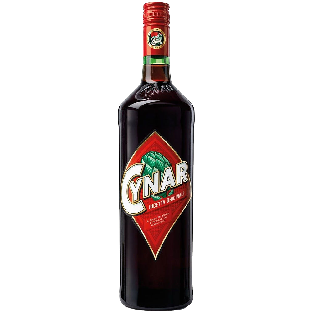 Eine 0,7-Liter-Flasche Cynar 16,5% von Cynar, einem italienischen Amaro mit einem roten und grünen Etikett auf weißem Hintergrund.